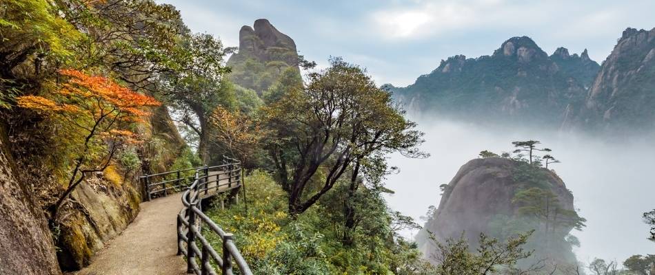 Dong Haichuan learned from a Taoist master in a temple in the clouds in the mountains to the south. 